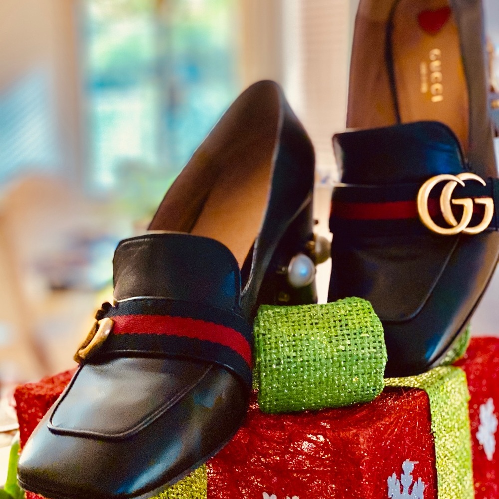 Gucci black leather mid-heel loafer